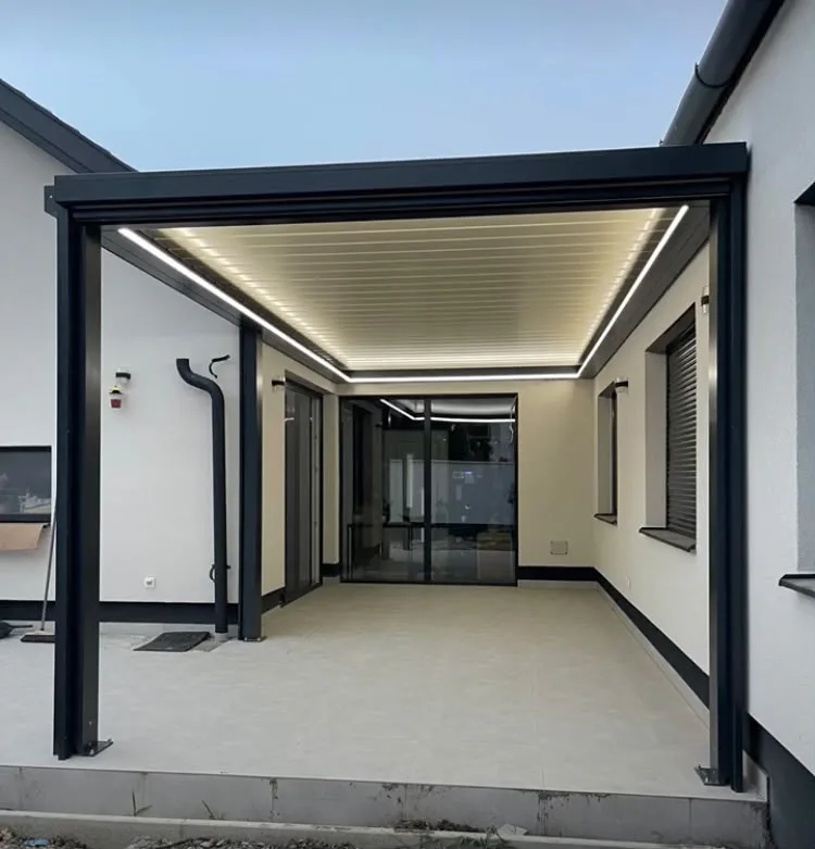 Avlu girişinde aydınlatmalı bioklimatik pergola