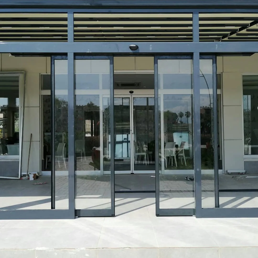 Geniş ticari cephede fotoselli kapı