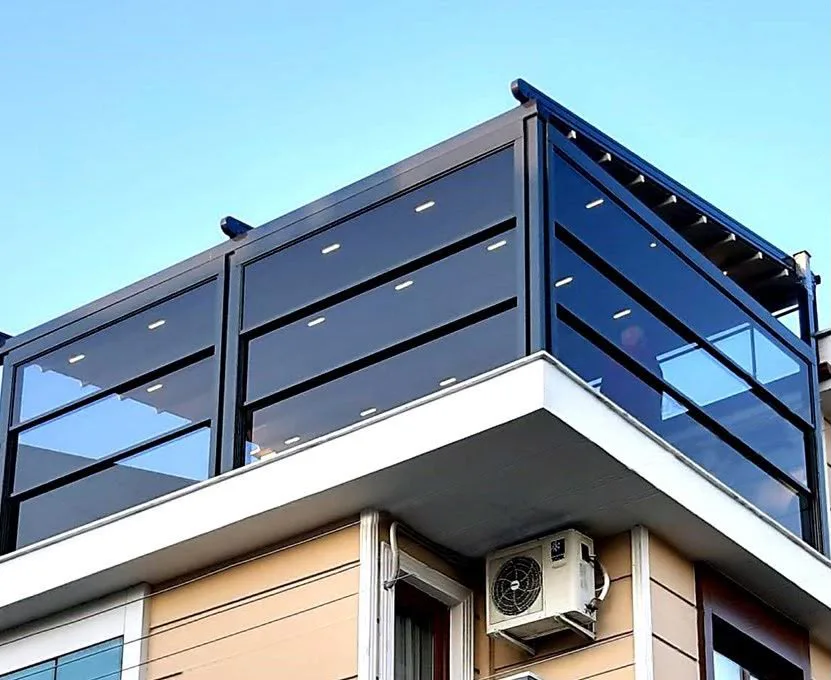 Pergola altında giyotin cam paneller