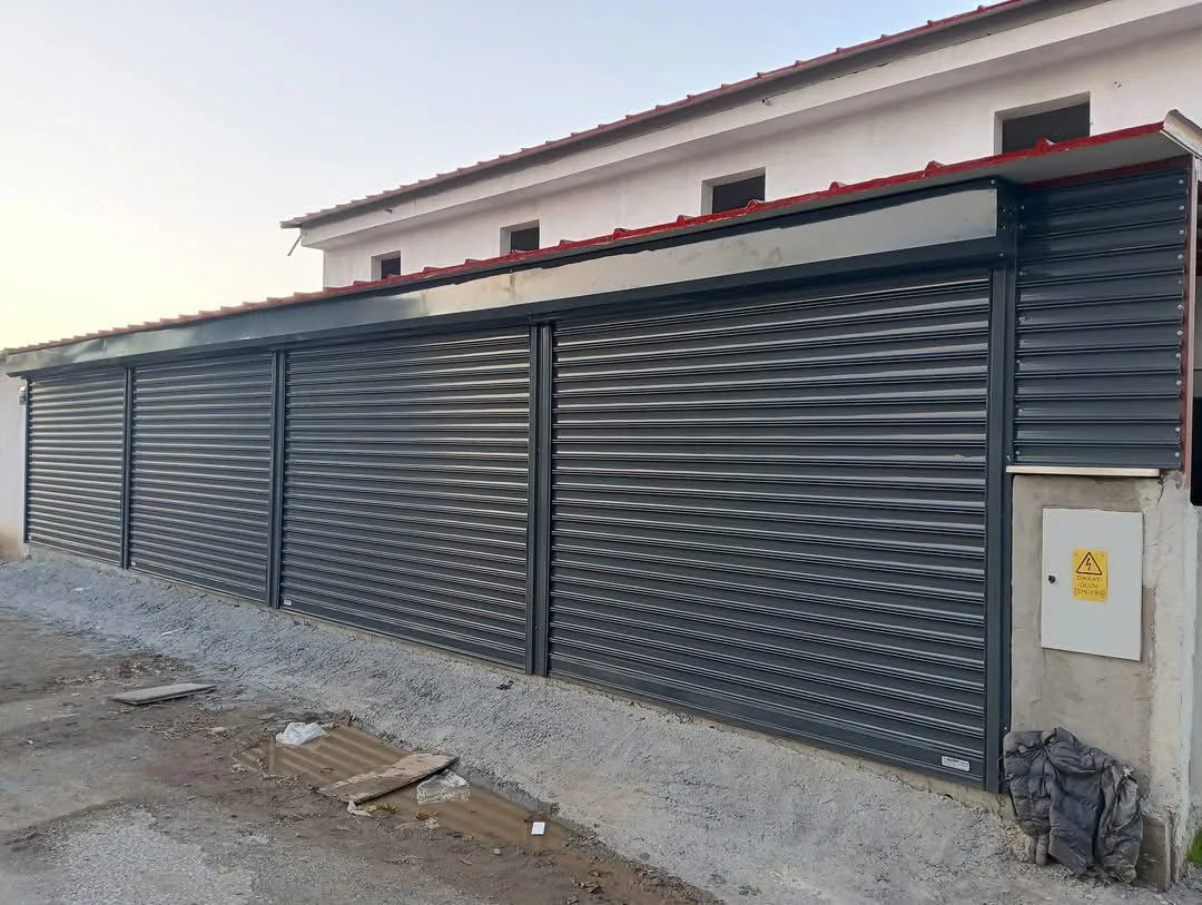 Yan yana ticari açıklıkları kapatan otomatik kepenkler