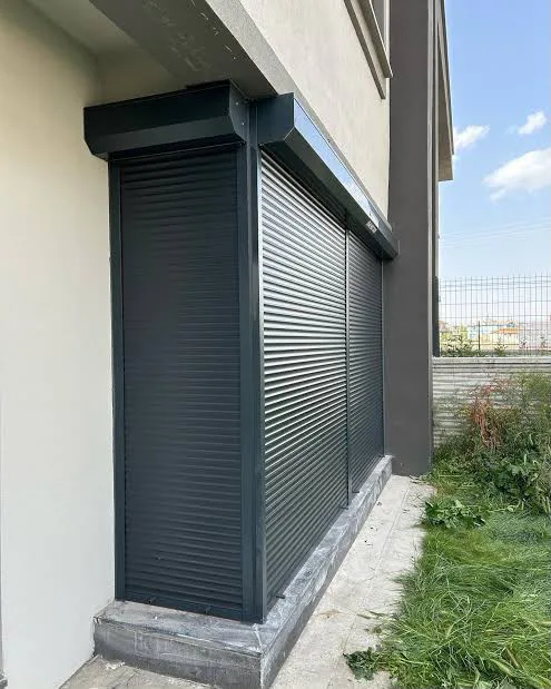 Köşe pencerelerde antrasit panjurlar
