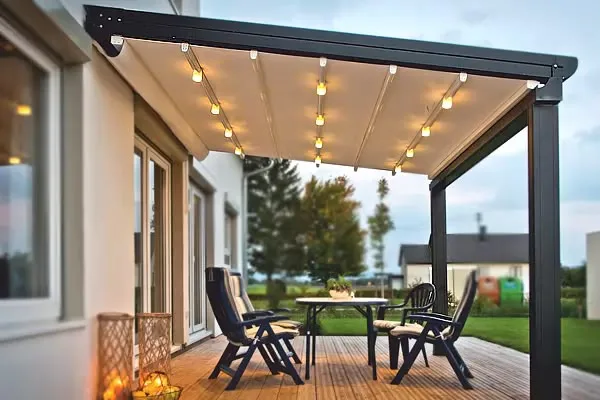 Konut terasında aydınlatmalı pergola