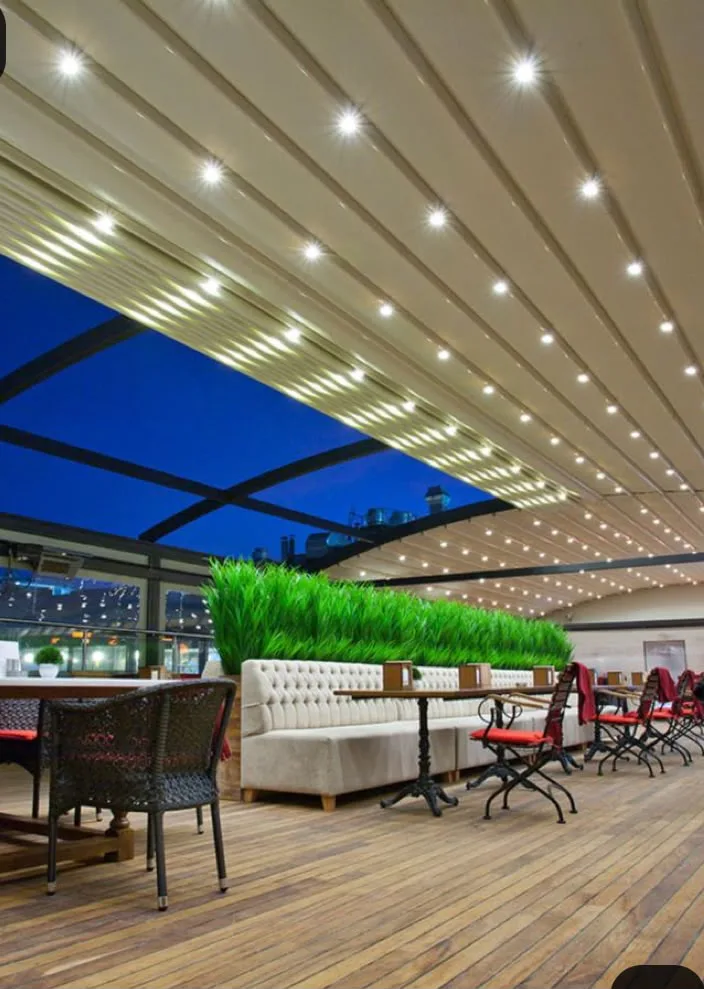 Restoran terasında açılır kumaş tavan detayı