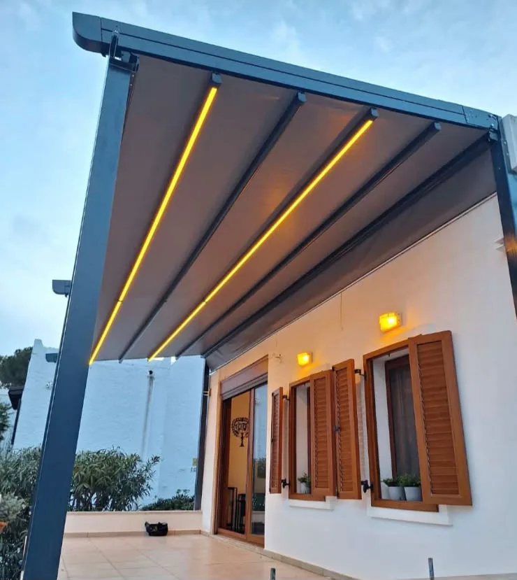 Konut cephesine bağlı lineer aydınlatmalı pergola