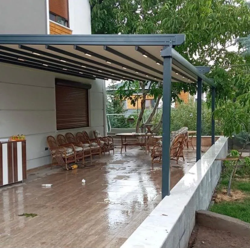 Bahçe terasında açık konumdaki pergola