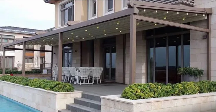Havuz kenarında geniş pergola sistemi