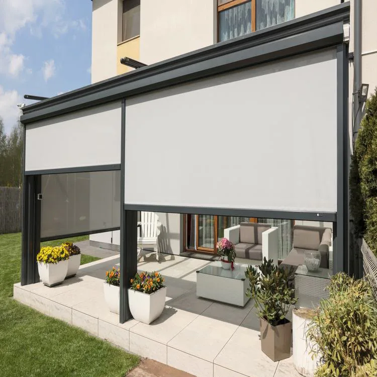Pergola açıklıklarında açık renk zip perde sistemi